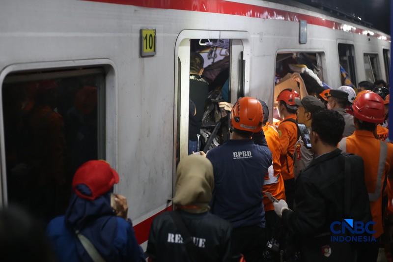 Suasana saat proses evakuasi penumpang yang terjebak di rangkaian commuter line usai dtertabrak KA Argo Bromo Anggrek di Stasiun Bekasi Timur, Jawa Barat, Senin (27/4/2026). (CNBC Indonesia/Tias Budiarto)