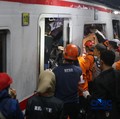 Suasana saat proses evakuasi penumpang yang terjebak di rangkaian KRL Commuter Line usai tertabrak KA Argo Bromo Anggrek di Stasiun Bekasi Timur, Jawa Barat, Senin (27/4/2026). (CNBC Indonesia/Tias Budiarto)
