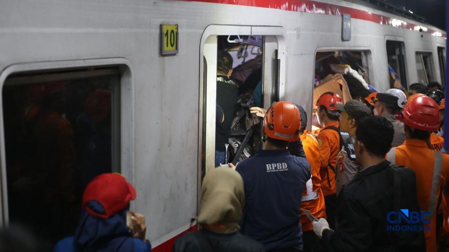 Suasana saat proses evakuasi penumpang yang terjebak di rangkaian commuter line usai dtertabrak KA Argo Bromo Anggrek di Stasiun Bekasi Timur, Jawa Barat, Senin (27/4/2026). (CNBC Indonesia/Tias Budiarto)