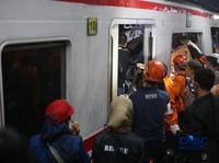 Suasana saat proses evakuasi penumpang yang terjebak di rangkaian KRL Commuter Line usai tertabrak KA Argo Bromo Anggrek di Stasiun Bekasi Timur, Jawa Barat, Senin (27/4/2026). (CNBC Indonesia/Tias Budiarto)