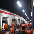 Suasana saat proses evakuasi penumpang yang terjebak di rangkaian commuter line usai dtertabrak KA Argo Bromo Anggrek di Stasiun Bekasi Timur, Jawa Barat, Senin (27/4/2026). (CNBC Indonesia/Tias Budiarto)