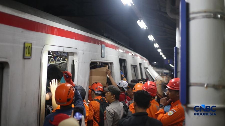 Suasana saat proses evakuasi penumpang yang terjebak di rangkaian commuter line usai dtertabrak KA Argo Bromo Anggrek di Stasiun Bekasi Timur, Jawa Barat, Senin (27/4/2026). (CNBC Indonesia/Tias Budiarto)