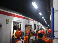 Suasana saat proses evakuasi penumpang yang terjebak di rangkaian commuter line usai dtertabrak KA Argo Bromo Anggrek di Stasiun Bekasi Timur, Jawa Barat, Senin (27/4/2026). (CNBC Indonesia/Tias Budiarto)