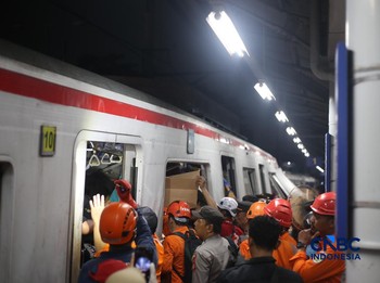 Suasana saat proses evakuasi penumpang yang terjebak di rangkaian commuter line usai dtertabrak KA Argo Bromo Anggrek di Stasiun Bekasi Timur, Jawa Barat, Senin (27/4/2026). (CNBC Indonesia/Tias Budiarto)
