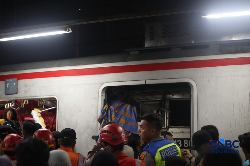 Suasana saat proses evakuasi penumpang yang terjebak di rangkaian commuter line usai dtertabrak KA Argo Bromo Anggrek di Stasiun Bekasi Timur, Jawa Barat, Senin (27/4/2026). (CNBC Indonesia/Tias Budiarto)