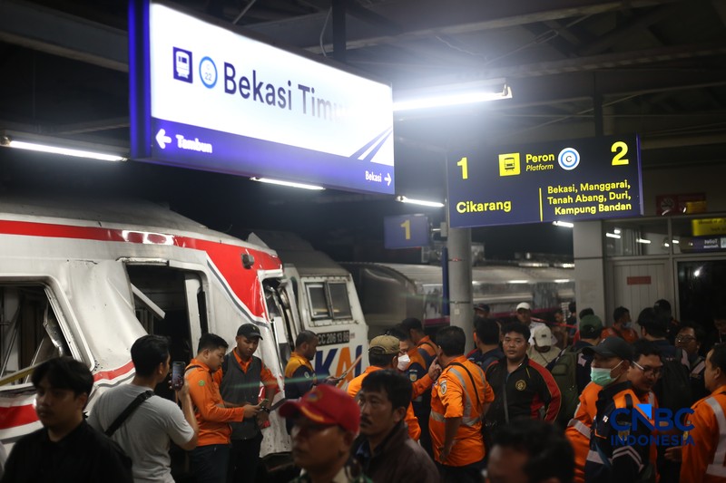 Suasana saat proses evakuasi penumpang yang terjebak di rangkaian commuter line usai dtertabrak KA Argo Bromo Anggrek di Stasiun Bekasi Timur, Jawa Barat, Senin (27/4/2026). (CNBC Indonesia/Tias Budiarto)