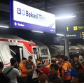 Suasana saat proses evakuasi penumpang yang terjebak di rangkaian commuter line usai dtertabrak KA Argo Bromo Anggrek di Stasiun Bekasi Timur, Jawa Barat, Senin (27/4/2026). (CNBC Indonesia/Tias Budiarto)