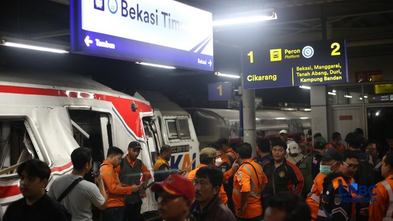 Suasana saat proses evakuasi penumpang yang terjebak di rangkaian commuter line usai dtertabrak KA Argo Bromo Anggrek di Stasiun Bekasi Timur, Jawa Barat, Senin (27/4/2026). (CNBC Indonesia/Tias Budiarto)