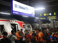 Suasana saat proses evakuasi penumpang yang terjebak di rangkaian commuter line usai dtertabrak KA Argo Bromo Anggrek di Stasiun Bekasi Timur, Jawa Barat, Senin (27/4/2026). (CNBC Indonesia/Tias Budiarto)
