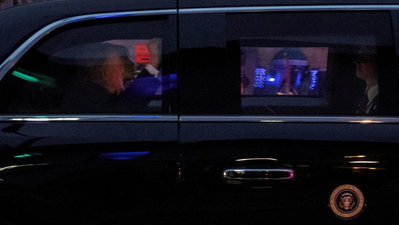 U.S. President Donald Trump's motorcade drives to the venue of the 2026 White House Correspondents' Association (WHCA) dinner, in Washington, D.C., U.S., April 25, 2026. REUTERS/Ken Cedeno