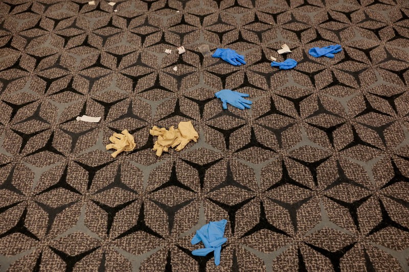 An FBI member stands outside a building next to the house associated with Cole Tomas Allen, the suspect in the shooting incident in Washington at the annual White House Correspondents' Association dinner, in Torrance, California, U.S., April 26, 2026.  REUTERS/David Swanson