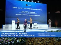 Zulkifli Hasan Raih Penghargaan Indonesia Food Transformation Award