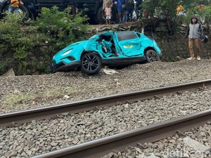 Penampakan Bangkai Taksi Tertemper yang Jadi Pemicu Tabrakan Kereta Bekasi