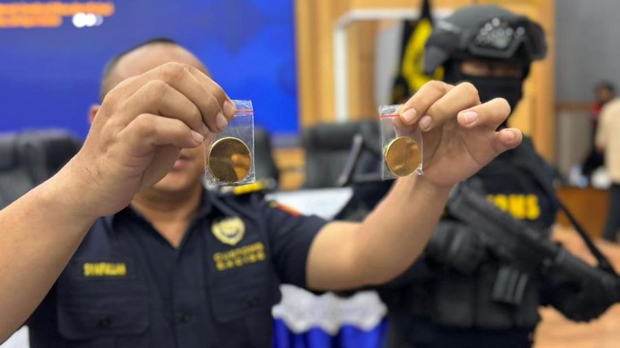 Barang bukti ditampilkan saat konferensi pers penindakan ekspor 190 kilogram emas dan perhiasan, Selasa (28/4/2026). (CNBC Indonesia/Zahwa Madjid)