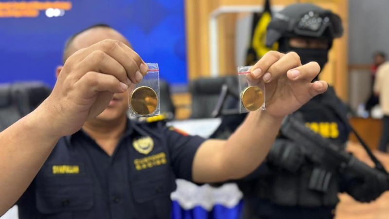 Barang bukti ditampilkan saat konferensi pers penindakan ekspor 190 kilogram emas dan perhiasan, Selasa (28/4/2026). (CNBC Indonesia/Zahwa Madjid)