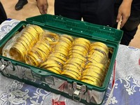 Barang bukti ditampilkan saat konferensi pers penindakan ekspor 190 kilogram emas dan perhiasan, Selasa (28/4/2026). (CNBC Indonesia/Zahwa Madjid)