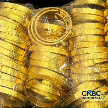 Barang bukti ditampilkan saat konferensi pers penindakan ekspor 190 kilogram emas dan perhiasan, Selasa (28/4/2026). (CNBC Indonesia/Zahwa Madjid)