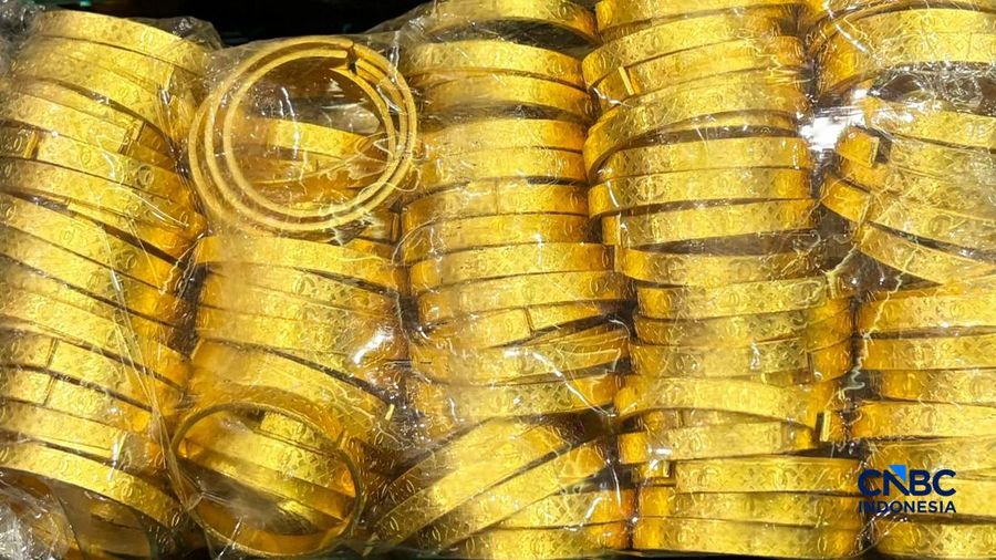 Barang bukti ditampilkan saat konferensi pers penindakan ekspor 190 kilogram emas dan perhiasan, Selasa (28/4/2026). (CNBC Indonesia/Zahwa Madjid)