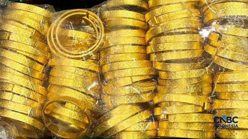 Barang bukti ditampilkan saat konferensi pers penindakan ekspor 190 kilogram emas dan perhiasan, Selasa (28/4/2026). (CNBC Indonesia/Zahwa Madjid)