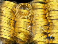 Barang bukti ditampilkan saat konferensi pers penindakan ekspor 190 kilogram emas dan perhiasan, Selasa (28/4/2026). (CNBC Indonesia/Zahwa Madjid)