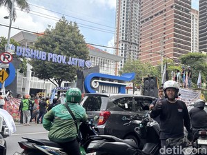 Di Depan Massa Ojol, Dishub Jatim Janji Kawal Sanksi untuk Aplikator