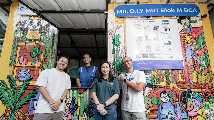 Rika Juniaty Tanzil, Chief Financial Officer MR.D.I.Y. Indonesia (kedua kanan), bersama Joshua Valentino, Chief Operating Officer dan Co-Founder Rekosistem (kanan) dan Muchamad Ikhsan Destian, Co-Founder Pandawara Group (kiri) dalam acara peluncuran