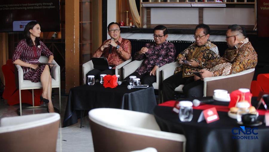 Executive Director, Institutional Banking Group Bank DBS Indonesia Ello Hanson, menyampaikan pemaparan dalam acara Coffee Morning dengan tema "Securing Indonesia Food Sovereignty through Value Chain and Financing Amid Global Disruption" di Parle Sena