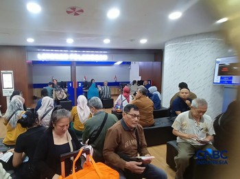 Imbas kecelakaan kereta api di wilayah Bekasi masih terasa hingga Selasa (28/4/2026). Gangguan operasional yang terjadi membuat arus perjalanan kereta api jarak jauh dari Stasiun Gambir terganggu, bahkan sejumlah perjalanan harus dibatalkan demi kese