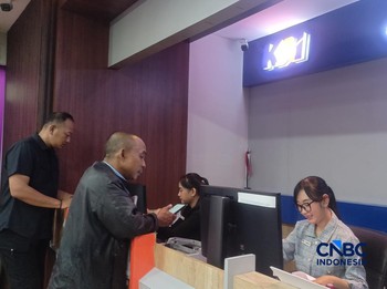 Imbas kecelakaan kereta api di wilayah Bekasi masih terasa hingga Selasa (28/4/2026). Gangguan operasional yang terjadi membuat arus perjalanan kereta api jarak jauh dari Stasiun Gambir terganggu, bahkan sejumlah perjalanan harus dibatalkan demi kese