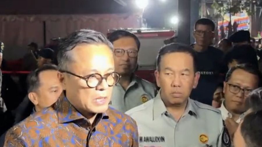 Kepala BP BUMN Dony Oskaria meninjau langsung lokasi musibah kecelakaan kereta api di wilayah Bekasi Timur, Selasa (28/4/2026) dini hari. (Dok. Tim Media Dony Oskaria)