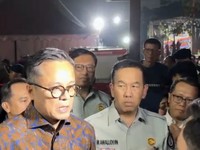Kepala BP BUMN Dony Oskaria meninjau langsung lokasi musibah kecelakaan kereta api di wilayah Bekasi Timur, Selasa (28/4/2026) dini hari. (Dok. Tim Media Dony Oskaria)