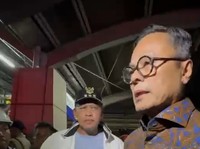 Kepala BP BUMN Dony Oskaria meninjau langsung lokasi musibah kecelakaan kereta api di wilayah Bekasi Timur, Selasa (28/4/2026) dini hari. (Dok. Tim Media Dony Oskaria)