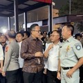 Kepala BP BUMN Dony Oskaria meninjau langsung lokasi musibah kecelakaan kereta api di wilayah Bekasi Timur, Selasa (28/4/2026) dini hari. (Dok. Tim Media Dony Oskaria)