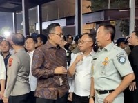 Kepala BP BUMN Dony Oskaria meninjau langsung lokasi musibah kecelakaan kereta api di wilayah Bekasi Timur, Selasa (28/4/2026) dini hari. (Dok. Tim Media Dony Oskaria)