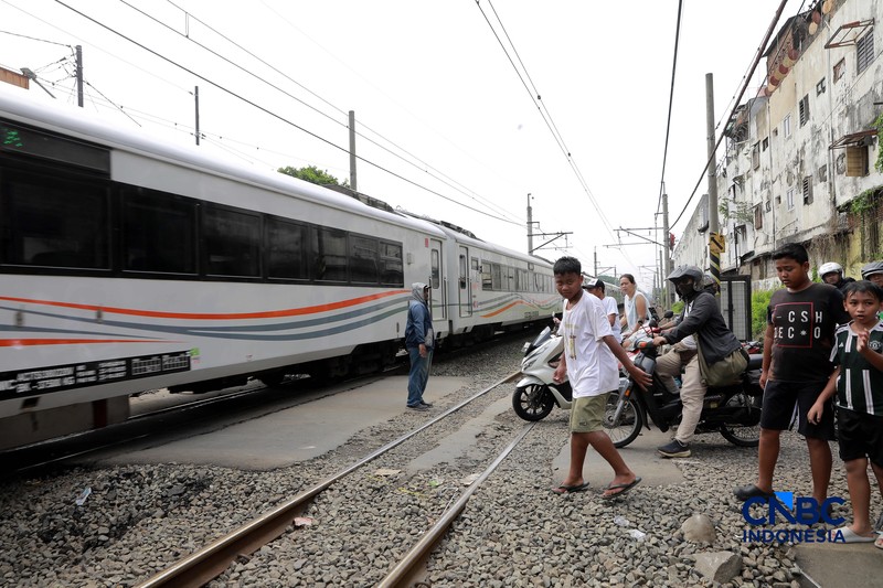 Kereta Krl melintas disamping taksi Green SM yang tertabrak KRL di perlintasan kereta Jalan Ampera, Bekasi, Selasa (28/4/2026). (CNBC Indonesia/Muhammad Sabki)
