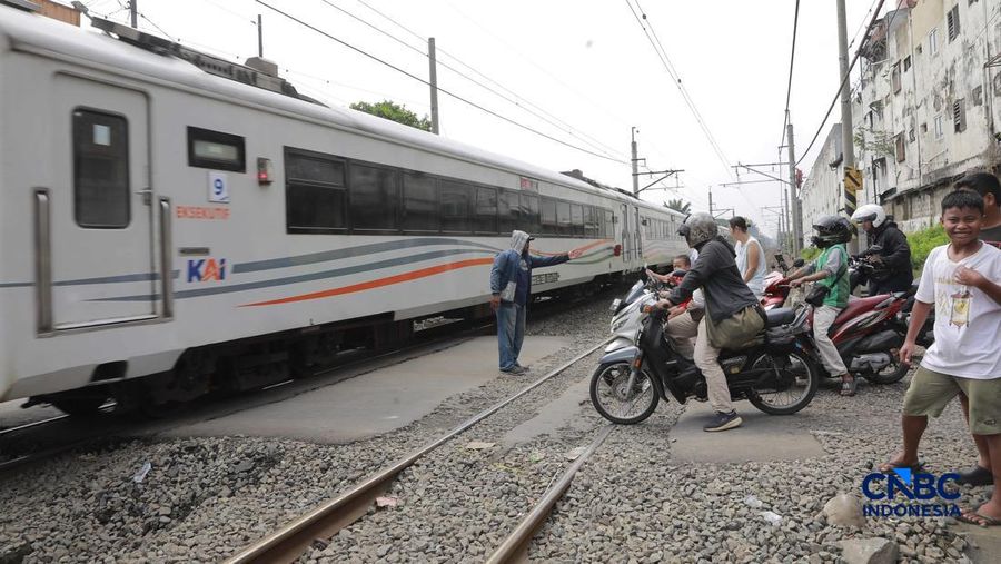 Kereta Krl melintas disamping taksi Green SM yang tertabrak KRL di perlintasan kereta Jalan Ampera, Bekasi, Selasa (28/4/2026).