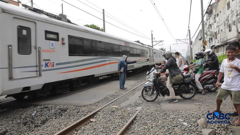 Kereta Krl melintas disamping taksi Green SM yang tertabrak KRL di perlintasan kereta Jalan Ampera, Bekasi, Selasa (28/4/2026).