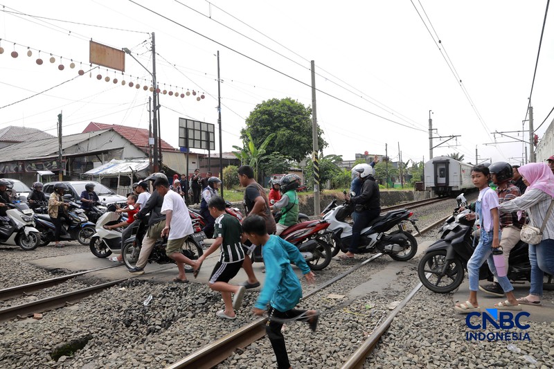 Kereta Krl melintas disamping taksi Green SM yang tertabrak KRL di perlintasan kereta Jalan Ampera, Bekasi, Selasa (28/4/2026). (CNBC Indonesia/Muhammad Sabki)