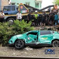 Kereta Krl melintas disamping taksi Green SM yang tertabrak KRL di perlintasan kereta Jalan Ampera, Bekasi, Selasa (28/4/2026). (CNBC Indonesia/Muhammad Sabki)