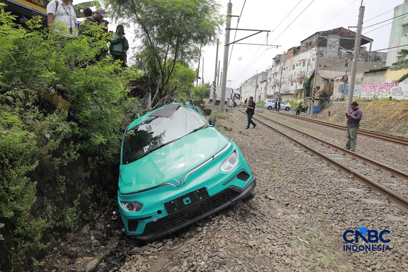 Kereta Krl melintas disamping taksi Green SM yang tertabrak KRL di perlintasan kereta Jalan Ampera, Bekasi, Selasa (28/4/2026). (CNBC Indonesia/Muhammad Sabki)