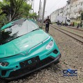 Kereta Krl melintas disamping taksi Green SM yang tertabrak KRL di perlintasan kereta Jalan Ampera, Bekasi, Selasa (28/4/2026). (CNBC Indonesia/Muhammad Sabki)