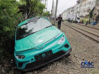 Kereta Krl melintas disamping taksi Green SM yang tertabrak KRL di perlintasan kereta Jalan Ampera, Bekasi, Selasa (28/4/2026). (CNBC Indonesia/Muhammad Sabki)