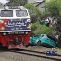 Kereta Krl melintas disamping taksi Green SM yang tertabrak KRL di perlintasan kereta Jalan Ampera, Bekasi, Selasa (28/4/2026). (CNBC Indonesia/Muhammad Sabki)