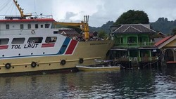 Lalai KM Sabuk Nusantara 106 Tabrak Penginapan Usai Gagal Sandar di Pelabuhan