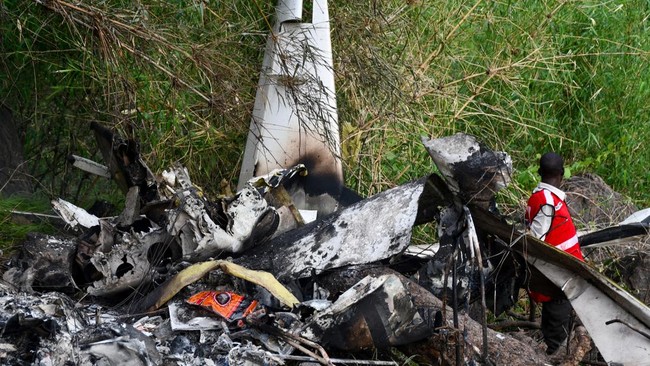 Pesawat Jatuh Dekat Ibu Kota, 14 Orang Tewas