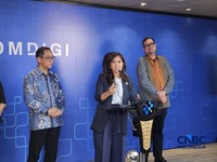 Menkomdigi Meutya Hafid saat konferensi pers di Kantor Komdigi, Selasa (28/4/2026). (CNBC Indonesia/Intan)