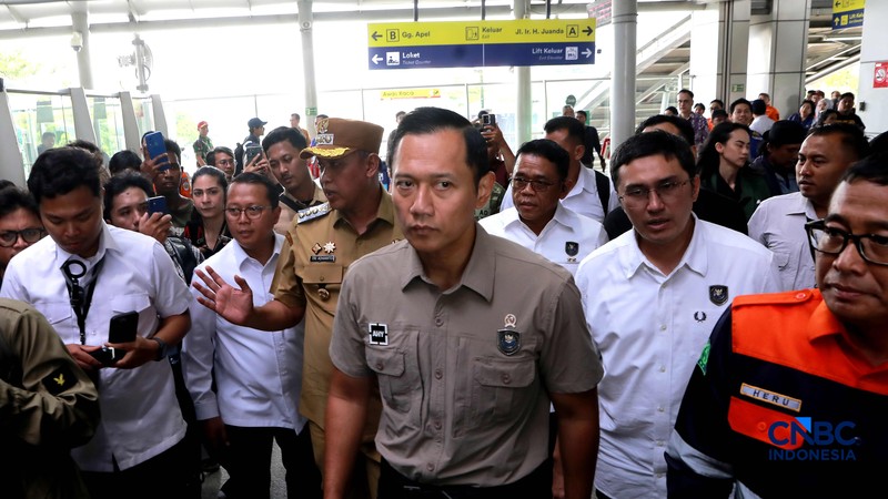 Menteri Koordinator Bidang Infrastruktur dan Pembangunan Kewilayahan, Agus Harimurti Yudhono (AHY) tiba di RSUD Bekasi untuk melihat korban kecelakaan kereta Api, Bekasi, Jawa Barat, Selasa (28/4/2026). (CNBC Indonesia/Muhammad Sabki)