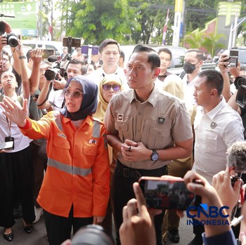 Menteri Koordinator Bidang Infrastruktur dan Pembangunan Kewilayahan, Agus Harimurti Yudhono (AHY) tiba di RSUD Bekasi untuk melihat korban kecelakaan kereta Api, Bekasi, Jawa Barat, Selasa (28/4/2026). (CNBC Indonesia/Muhammad Sabki)