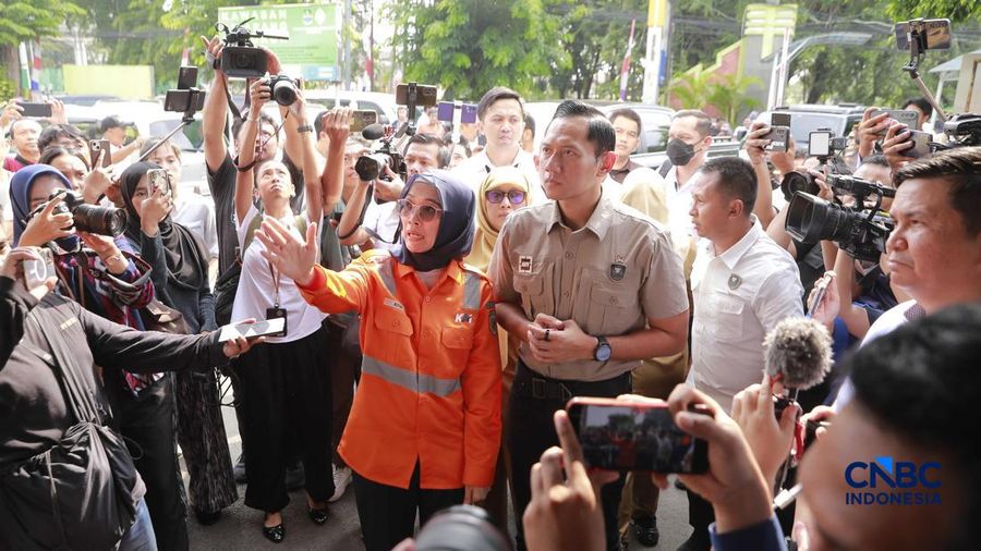 Menteri Koordinator Bidang Infrastruktur dan Pembangunan Kewilayahan, Agus Harimurti Yudhono (AHY) tiba di RSUD Bekasi untuk melihat korban kecelakaan kereta Api, Bekasi, Jawa Barat, Selasa (28/4/2026). (CNBC Indonesia/Muhammad Sabki)