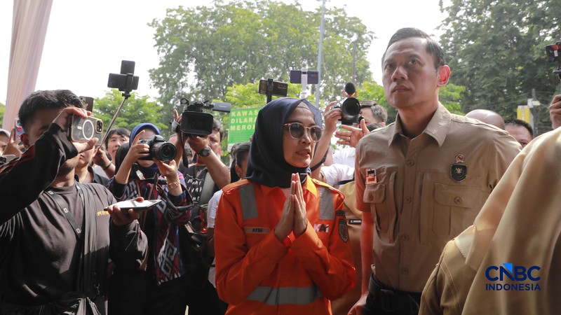 Menteri Koordinator Bidang Infrastruktur dan Pembangunan Kewilayahan, Agus Harimurti Yudhono (AHY) tiba di RSUD Bekasi untuk melihat korban kecelakaan kereta Api, Bekasi, Jawa Barat, Selasa (28/4/2026). (CNBC Indonesia/Muhammad Sabki)